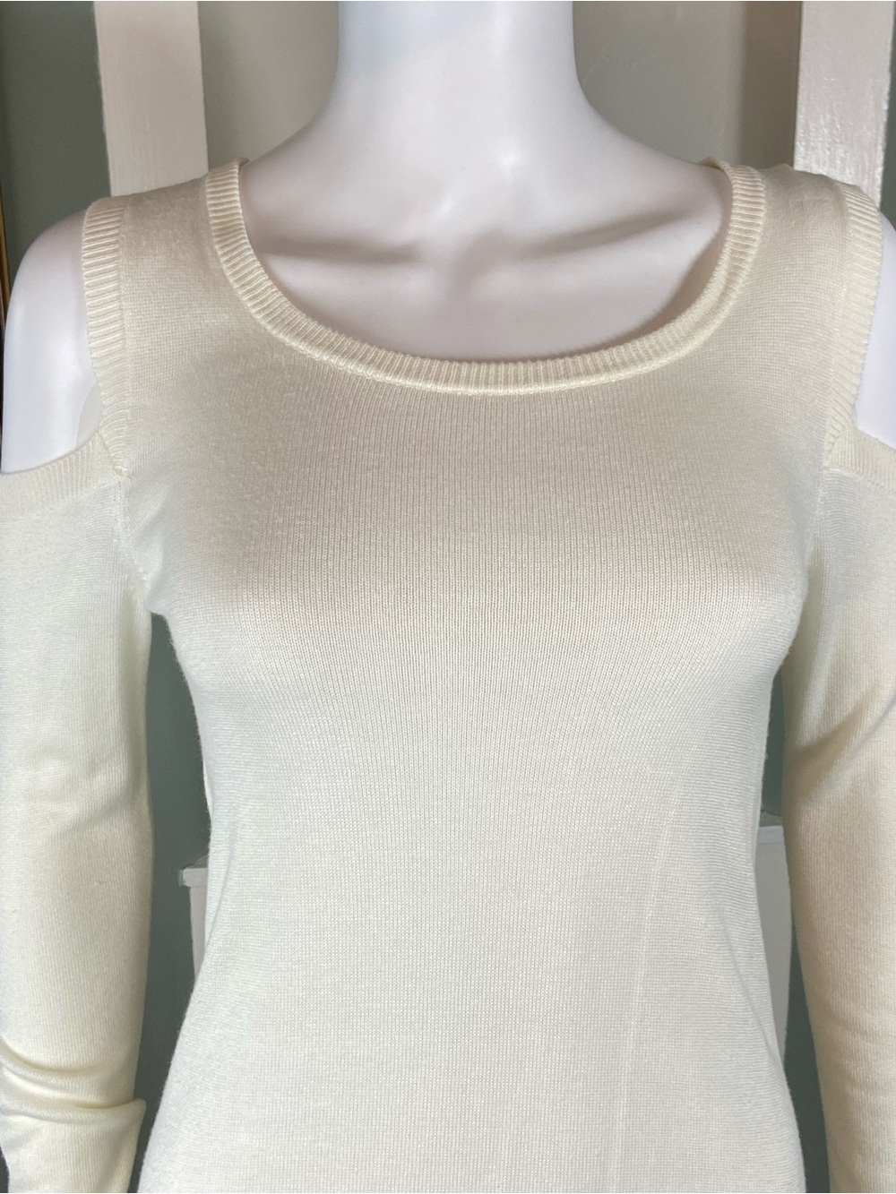 Feel The Piece Cream Off-the-Shoulder Cold-Shoulder Cut Out Sweater XS/S [CH] - Picture 5 of 9